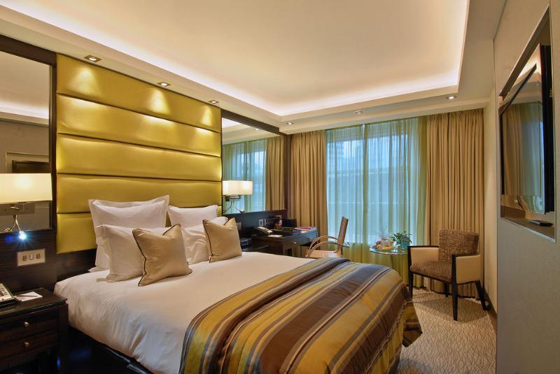 Montcalm Mayfair, Autograph Collection London Bagian luar foto A bedroom at the InterContinental London The O2
