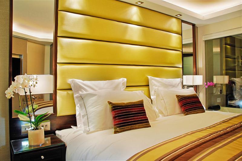 Montcalm Mayfair, Autograph Collection London Bagian luar foto A bedroom at the Mandarin Oriental, London