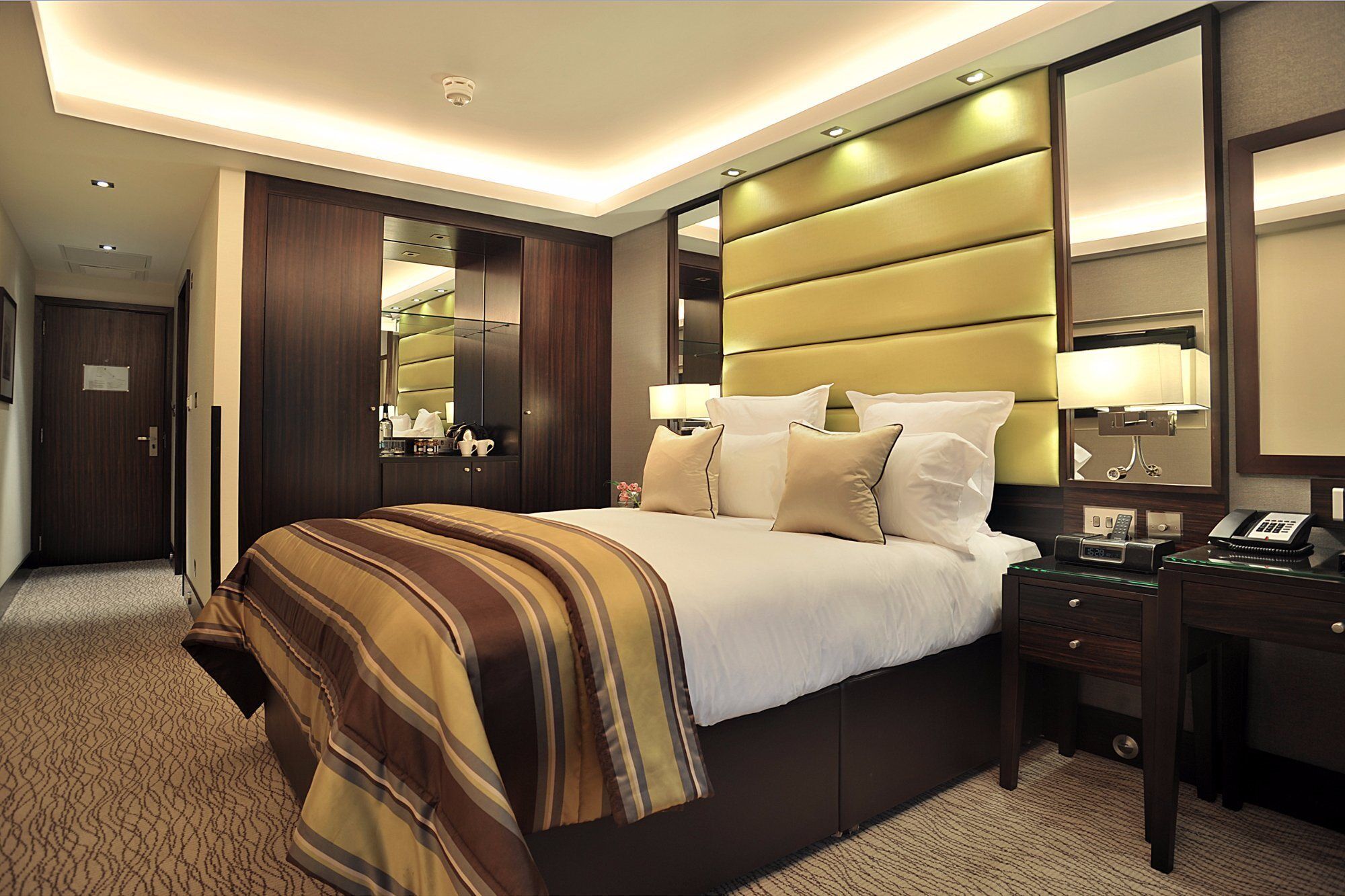 Montcalm Mayfair, Autograph Collection London Bagian luar foto A bedroom at the InterContinental London Park Lane